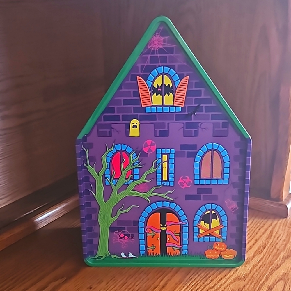 Lush Tin and bath bomb